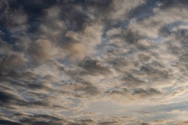 Gökyüzündeki bulutlar. Bulutlarla dolu bir gökyüzünün muhteşem manzarası. Bulutlu bir gökyüzünün derinliği ve üç boyutlu.