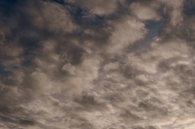 Gökyüzündeki bulutlar. Bulutlarla dolu bir gökyüzünün muhteşem manzarası. Bulutlu bir gökyüzünün derinliği ve üç boyutlu.