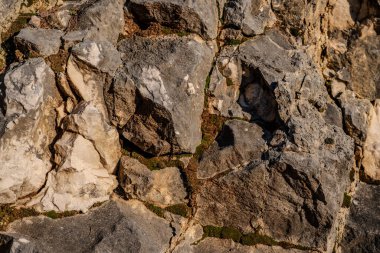 Kireç taşı, ana bileşeni mineral kalsit olan tortulu bir kayadır. Kireç taşı yatakları az ya da çok kil ya da kuartzit kirliliği ile iç içe geçmiştir..
