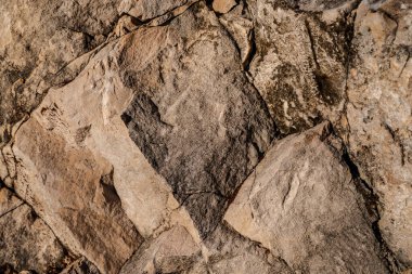 Kireç taşı, ana bileşeni mineral kalsit olan tortulu bir kayadır. Kireç taşı yatakları az ya da çok kil ya da kuartzit kirliliği ile iç içe geçmiştir..