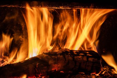 Kışın, dışarıda kar yağarken ve kutup soğuğu şiddetlenirken, odun yakan şömine sizi sıcak ve rahatlatıcı bir kucaklama içinde tutar..