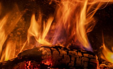 Kışın, dışarıda kar yağarken ve kutup soğuğu şiddetlenirken, odun yakan şömine sizi sıcak ve rahatlatıcı bir kucaklama içinde tutar..