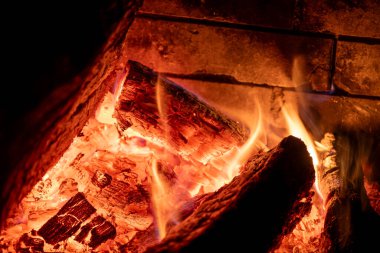 Kışın, dışarıda kar yağarken ve kutup soğuğu şiddetlenirken, odun yakan şömine sizi sıcak ve rahatlatıcı bir kucaklama içinde tutar..