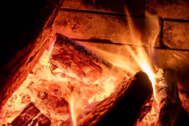 Kışın, dışarıda kar yağarken ve kutup soğuğu şiddetlenirken, odun yakan şömine sizi sıcak ve rahatlatıcı bir kucaklama içinde tutar..