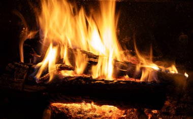 Kışın, dışarıda kar yağarken ve kutup soğuğu şiddetlenirken, odun yakan şömine sizi sıcak ve rahatlatıcı bir kucaklama içinde tutar..