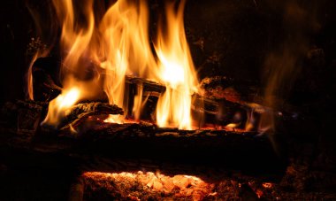 Kışın, dışarıda kar yağarken ve kutup soğuğu şiddetlenirken, odun yakan şömine sizi sıcak ve rahatlatıcı bir kucaklama içinde tutar..