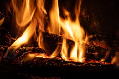 Kışın, dışarıda kar yağarken ve kutup soğuğu şiddetlenirken, odun yakan şömine sizi sıcak ve rahatlatıcı bir kucaklama içinde tutar..