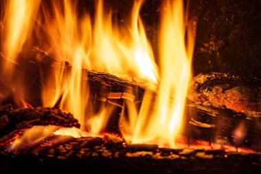 Kışın, dışarıda kar yağarken ve kutup soğuğu şiddetlenirken, odun yakan şömine sizi sıcak ve rahatlatıcı bir kucaklama içinde tutar..