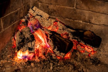 Kışın, dışarıda kar yağarken ve kutup soğuğu şiddetlenirken, odun yakan şömine sizi sıcak ve rahatlatıcı bir kucaklama içinde tutar..