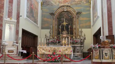 Isernia, Molise. Havari Aziz Peter Katedrali. İsernia 'nın en önemli Katolik binası, İsernia-Venafro Piskoposluğu' nun ana kilisesi..