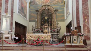 Isernia, Molise. Havari Aziz Peter Katedrali. İsernia 'nın en önemli Katolik binası, İsernia-Venafro Piskoposluğu' nun ana kilisesi..