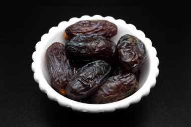 Hurma ağacının meyveleri, bir hurma ağacından elde edilir ki, bu meyve, şeker konsantrasyonunu arttırır ve raf ömrünü uzatır..