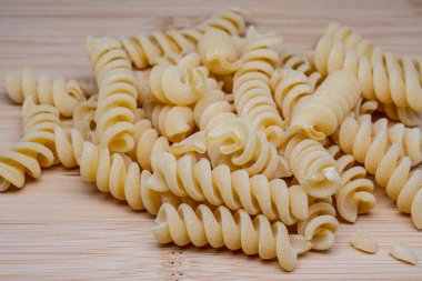 Durum buğday makarnası İtalyan mutfağının temel ürünüdür. Sadece buğday irmiği ve su karışımından yapılıyor. Protein ve kompleks karbonhidrat açısından zengin..