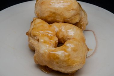 Ballı Campanian Noel zeplinleri tatillerde Campania 'dan tipik bir ikramdır. Kızarmış, mayalanmış hamurdan yapılır, sonra bol bol sıcak bal ile kaplanırlar..