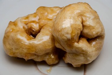 Ballı Campanian Noel zeplinleri tatillerde Campania 'dan tipik bir ikramdır. Kızarmış, mayalanmış hamurdan yapılır, sonra bol bol sıcak bal ile kaplanırlar..