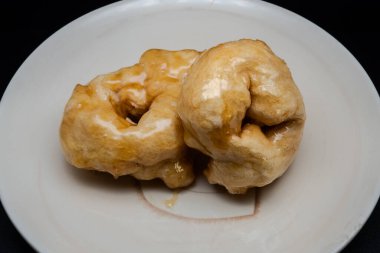 Ballı Campanian Noel zeplinleri tatillerde Campania 'dan tipik bir ikramdır. Kızarmış, mayalanmış hamurdan yapılır, sonra bol bol sıcak bal ile kaplanırlar..