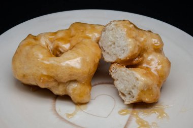 Ballı Campanian Noel zeplinleri tatillerde Campania 'dan tipik bir ikramdır. Kızarmış, mayalanmış hamurdan yapılır, sonra bol bol sıcak bal ile kaplanırlar..