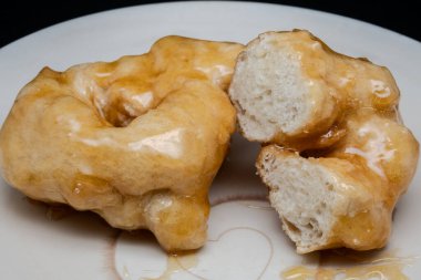 Ballı Campanian Noel zeplinleri tatillerde Campania 'dan tipik bir ikramdır. Kızarmış, mayalanmış hamurdan yapılır, sonra bol bol sıcak bal ile kaplanırlar..