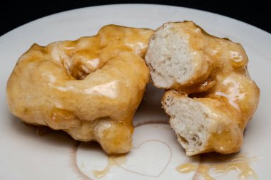 Ballı Campanian Noel zeplinleri tatillerde Campania 'dan tipik bir ikramdır. Kızarmış, mayalanmış hamurdan yapılır, sonra bol bol sıcak bal ile kaplanırlar..