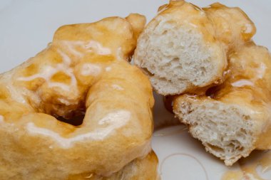 Ballı Campanian Noel zeplinleri tatillerde Campania 'dan tipik bir ikramdır. Kızarmış, mayalanmış hamurdan yapılır, sonra bol bol sıcak bal ile kaplanırlar..