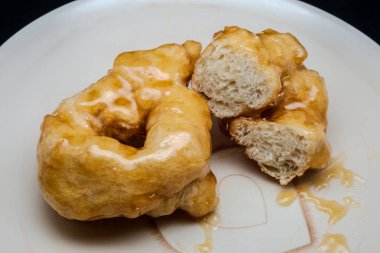 Ballı Campanian Noel zeplinleri tatillerde Campania 'dan tipik bir ikramdır. Kızarmış, mayalanmış hamurdan yapılır, sonra bol bol sıcak bal ile kaplanırlar..