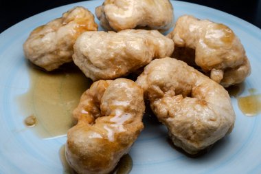 Ballı Campanian Noel zeplinleri tatillerde Campania 'dan tipik bir ikramdır. Kızarmış, mayalanmış hamurdan yapılır, sonra bol bol sıcak bal ile kaplanırlar..