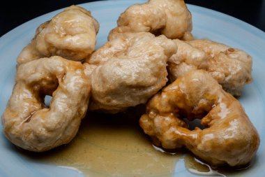 Ballı Campanian Noel zeplinleri tatillerde Campania 'dan tipik bir ikramdır. Kızarmış, mayalanmış hamurdan yapılır, sonra bol bol sıcak bal ile kaplanırlar..