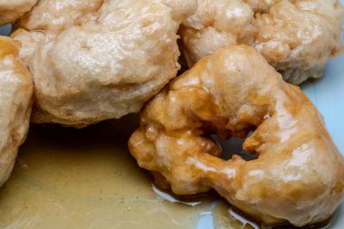 Ballı Campanian Noel zeplinleri tatillerde Campania 'dan tipik bir ikramdır. Kızarmış, mayalanmış hamurdan yapılır, sonra bol bol sıcak bal ile kaplanırlar..