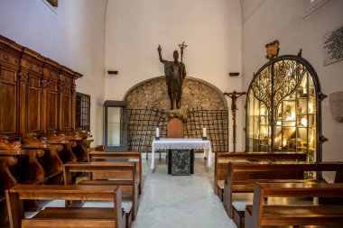 Isernia, Molise. Havari Aziz Petrus Katedrali, Isernia şehrinin en önemli Katolik binasıdır..