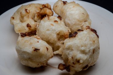 Morina balığı pizzeli (ayrıca morina böreği veya zeppolin olarak da bilinir), Napoli mutfağının bir sütunudur ve genellikle aperatif olarak sunulur..