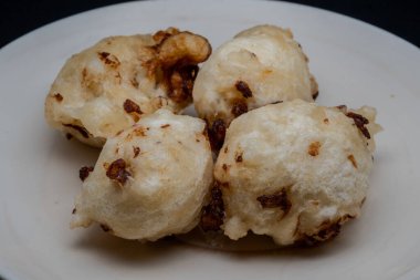 Morina balığı pizzeli (ayrıca morina böreği veya zeppolin olarak da bilinir), Napoli mutfağının bir sütunudur ve genellikle aperatif olarak sunulur..