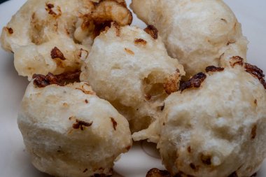 Morina balığı pizzeli (ayrıca morina böreği veya zeppolin olarak da bilinir), Napoli mutfağının bir sütunudur ve genellikle aperatif olarak sunulur..