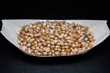 Patlamış mısır, çıtır çıtır ve hafif patlamış mısır için mükemmel bir çeşit sert çekirdek çeşididir. Doğal olarak glütensiz, evde yapmak için sağlıklı ve eğlenceli bir atıştırmalık..