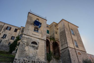 Eşanlamlı Molise ilinin başkenti İsernia 'nın tarihi merkezinin parıltıları, yazın serin iklimi olan ve kışın çok soğuk olmayan hoş bir kasaba..