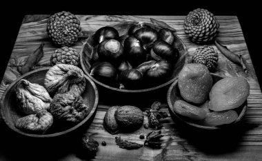 Yine de hayat, bir öyküsü olmayan, insan eylemlerini ve olaylarını tasvir etmeyen, meyve ya da yiyecek gibi cansız şeyleri temsil eden bir türdür.