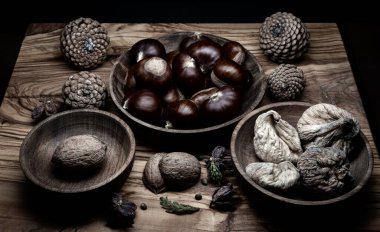 Yine de hayat, bir öyküsü olmayan, insan eylemlerini ve olaylarını tasvir etmeyen, meyve ya da yiyecek gibi cansız şeyleri temsil eden bir türdür.