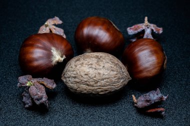 Yine de hayat, bir öyküsü olmayan, insan eylemlerini ve olaylarını tasvir etmeyen, meyve ya da yiyecek gibi cansız şeyleri temsil eden bir türdür.