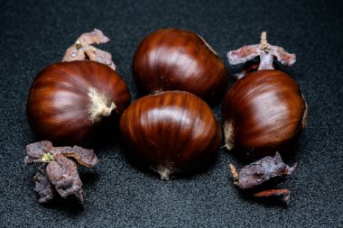 Yine de hayat, bir öyküsü olmayan, insan eylemlerini ve olaylarını tasvir etmeyen, meyve ya da yiyecek gibi cansız şeyleri temsil eden bir türdür.