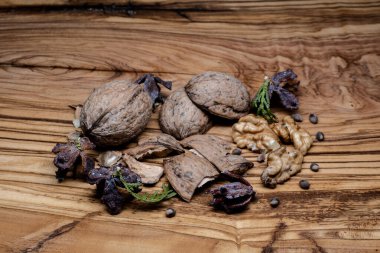 Yine de hayat, bir öyküsü olmayan, insan eylemlerini ve olaylarını tasvir etmeyen, meyve ya da yiyecek gibi cansız şeyleri temsil eden bir türdür.