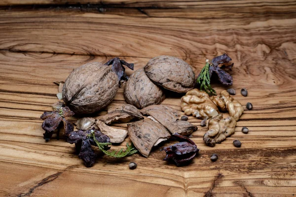 Yine de hayat, bir öyküsü olmayan, insan eylemlerini ve olaylarını tasvir etmeyen, meyve ya da yiyecek gibi cansız şeyleri temsil eden bir türdür.