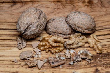 Yine de hayat, bir öyküsü olmayan, insan eylemlerini ve olaylarını tasvir etmeyen, meyve ya da yiyecek gibi cansız şeyleri temsil eden bir türdür.