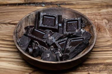 Koyu çikolata, yoğun tadı ve sağlık faydalarıyla sevilen bir çikolata türüdür ve kakao oranı arttıkça artar..