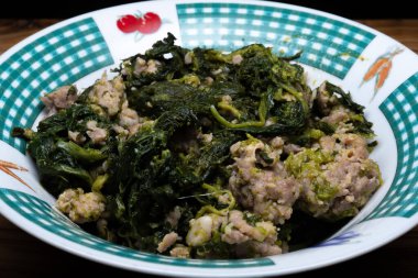 Sosisler ve şalgam yeşillikleri Napoli mutfağının temelidir. Bu benzersiz özellik, sebzelerin kaynama yerine doğrudan tavada pişmesidir..