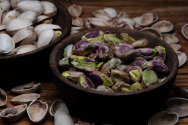 Kurutulmuş şam fıstığı, Pistacchio Verde di Bronte D.O.P gibi ödüllü İtalyan seçenekleri de dahil olmak üzere çeşitli çeşitlerde bulunan çeşitli faydaları olan bir tür fındık türüdür..