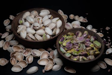 Kurutulmuş şam fıstığı, Pistacchio Verde di Bronte D.O.P gibi ödüllü İtalyan seçenekleri de dahil olmak üzere çeşitli çeşitlerde bulunan çeşitli faydaları olan bir tür fındık türüdür..