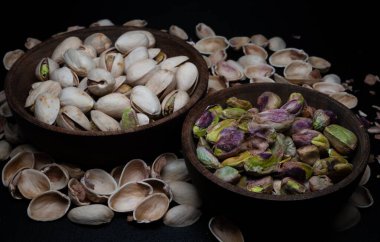 Kurutulmuş şam fıstığı, Pistacchio Verde di Bronte D.O.P gibi ödüllü İtalyan seçenekleri de dahil olmak üzere çeşitli çeşitlerde bulunan çeşitli faydaları olan bir tür fındık türüdür..