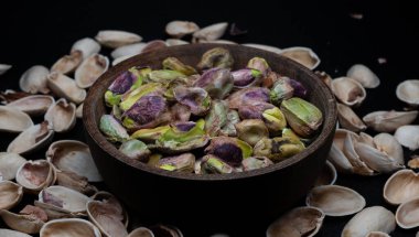 Kurutulmuş şam fıstığı, Pistacchio Verde di Bronte D.O.P gibi ödüllü İtalyan seçenekleri de dahil olmak üzere çeşitli çeşitlerde bulunan çeşitli faydaları olan bir tür fındık türüdür..