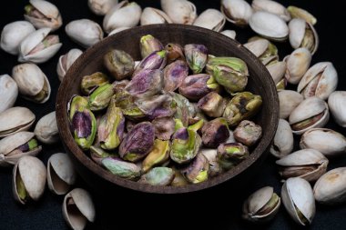 Kurutulmuş şam fıstığı, Pistacchio Verde di Bronte D.O.P gibi ödüllü İtalyan seçenekleri de dahil olmak üzere çeşitli çeşitlerde bulunan çeşitli faydaları olan bir tür fındık türüdür..