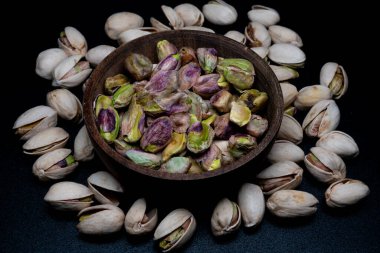 Kurutulmuş şam fıstığı, Pistacchio Verde di Bronte D.O.P gibi ödüllü İtalyan seçenekleri de dahil olmak üzere çeşitli çeşitlerde bulunan çeşitli faydaları olan bir tür fındık türüdür..