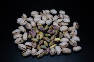 Kurutulmuş şam fıstığı, Pistacchio Verde di Bronte D.O.P gibi ödüllü İtalyan seçenekleri de dahil olmak üzere çeşitli çeşitlerde bulunan çeşitli faydaları olan bir tür fındık türüdür..